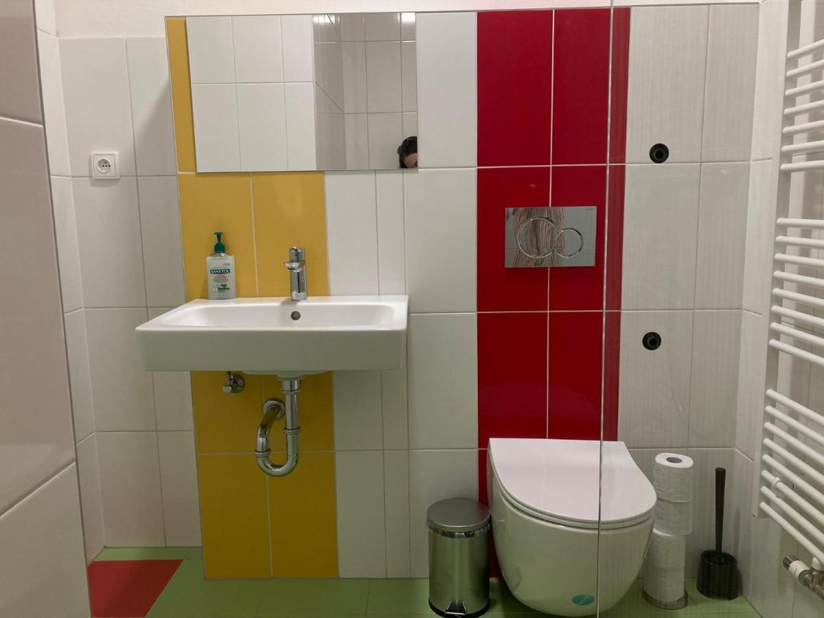Capsule Hostel Zizkov Tower Прага Екстериор снимка
