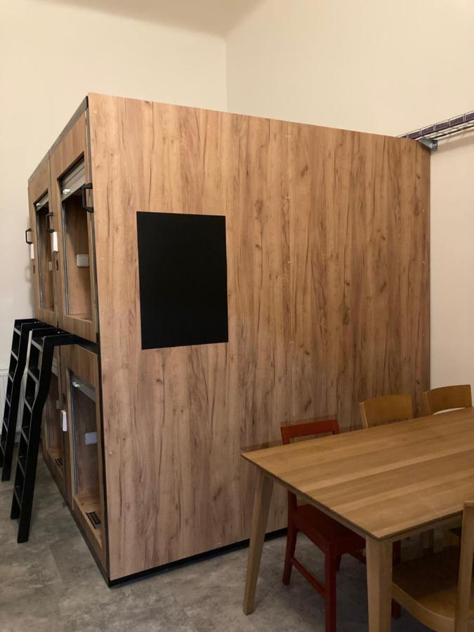 Capsule Hostel Zizkov Tower Прага Екстериор снимка
